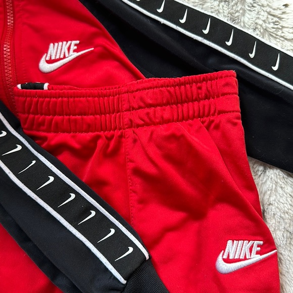 Nike sweat suit in red - Picture 2 of 5